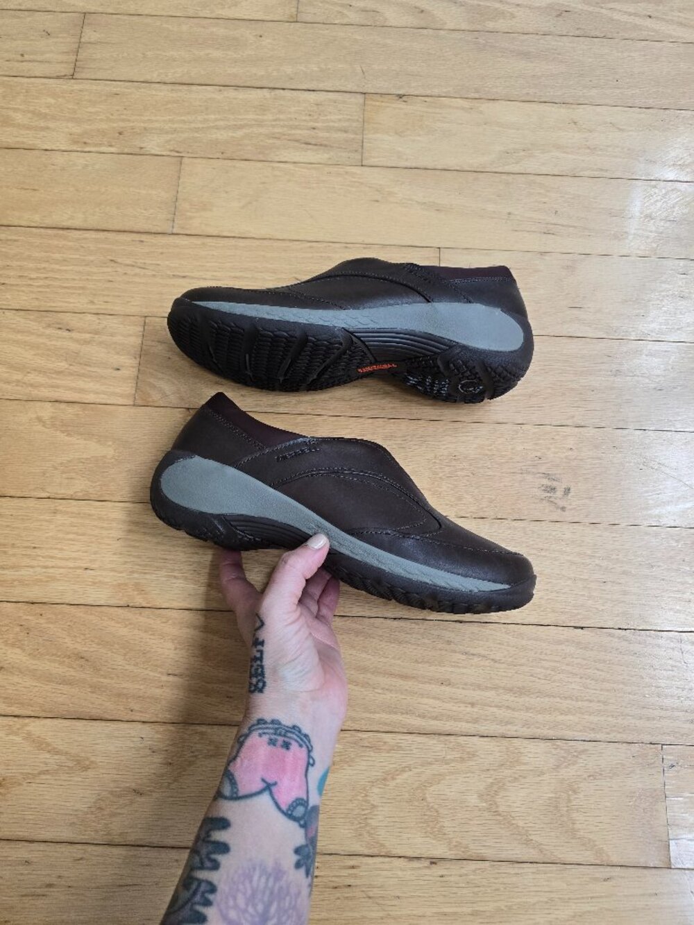 Merrell | monochrome brown leather granola clogs | WMS 9